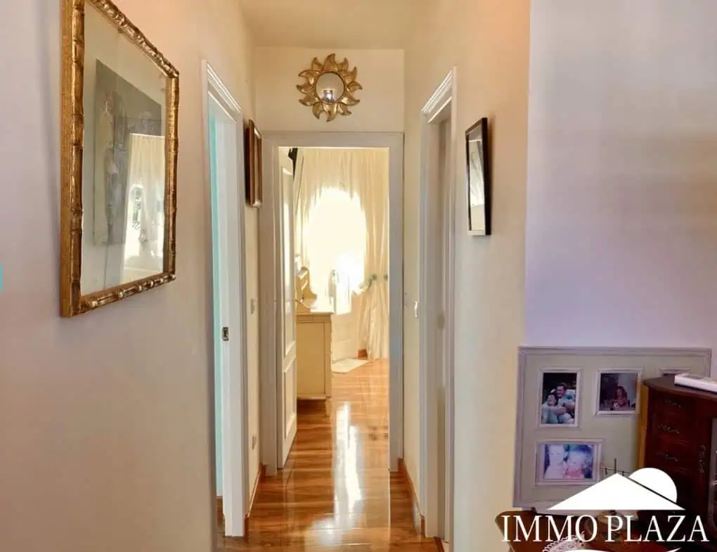 Typical residential villa in Empuriabrava, just steps away from the beach and the center, 4 bedrooms, 2 bathrooms, swimming pool, garage, and private parking