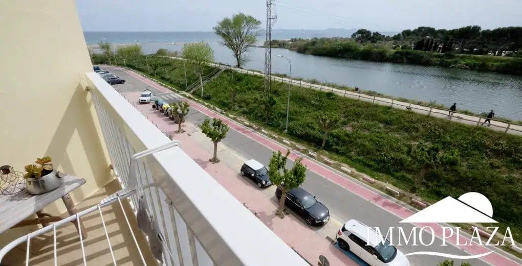 Estudio con terraza vistas al mar, a pie de playa y del centro – Empuriabrava