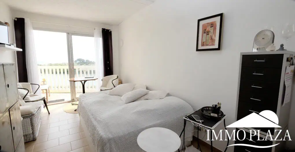 Estudio con terraza vistas al mar, a pie de playa y del centro – Empuriabrava