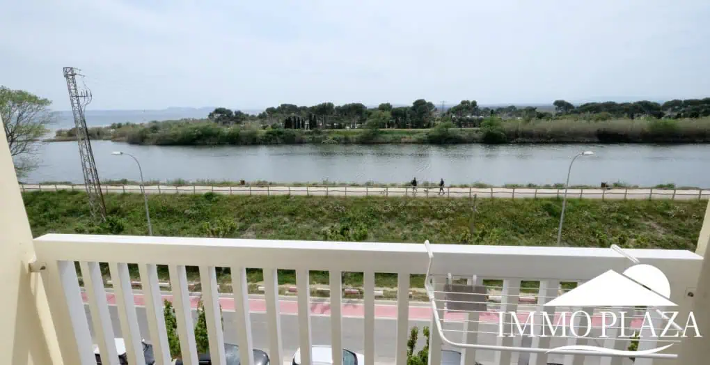 Estudio con terraza vistas al mar, a pie de playa y del centro – Empuriabrava