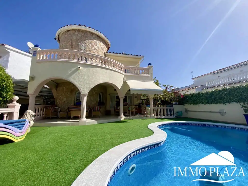Typical residential villa in Empuriabrava, just steps away from the beach and the center, 4 bedrooms, 2 bathrooms, swimming pool, garage, and private parking