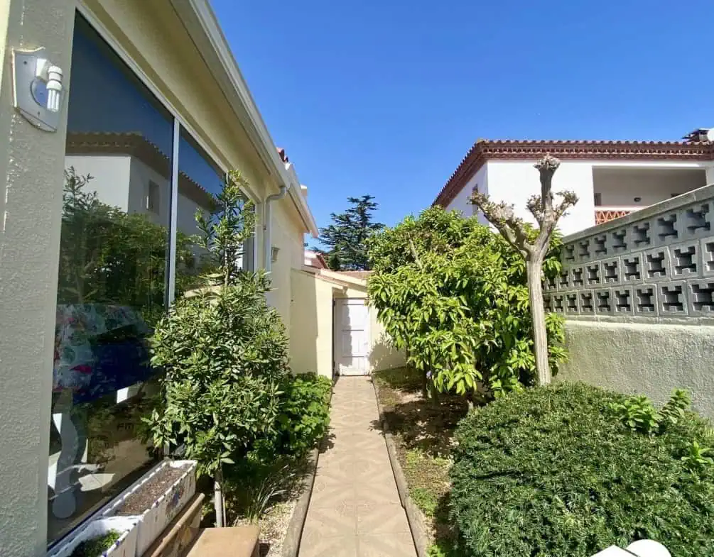 Typical residential villa in Empuriabrava, just steps away from the beach and the center, 4 bedrooms, 2 bathrooms, swimming pool, garage, and private parking