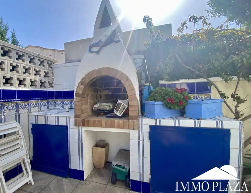 Typical residential villa in Empuriabrava, just steps away from the beach and the center, 4 bedrooms, 2 bathrooms, swimming pool, garage, and private parking