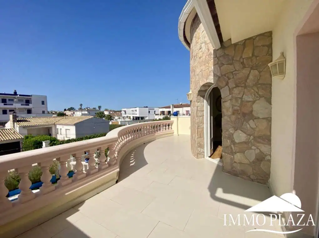 Typical residential villa in Empuriabrava, just steps away from the beach and the center, 4 bedrooms, 2 bathrooms, swimming pool, garage, and private parking