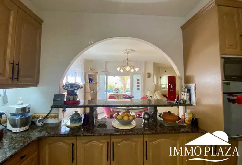 Typical residential villa in Empuriabrava, just steps away from the beach and the center, 4 bedrooms, 2 bathrooms, swimming pool, garage, and private parking
