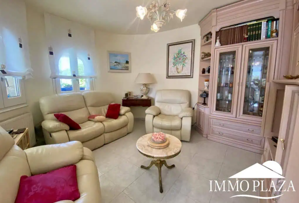 Typical residential villa in Empuriabrava, just steps away from the beach and the center, 4 bedrooms, 2 bathrooms, swimming pool, garage, and private parking