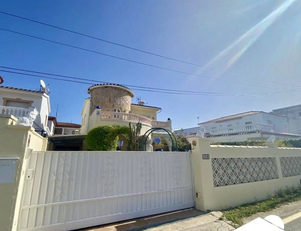 Typical residential villa in Empuriabrava, just steps away from the beach and the center, 4 bedrooms, 2 bathrooms, swimming pool, garage, and private parking