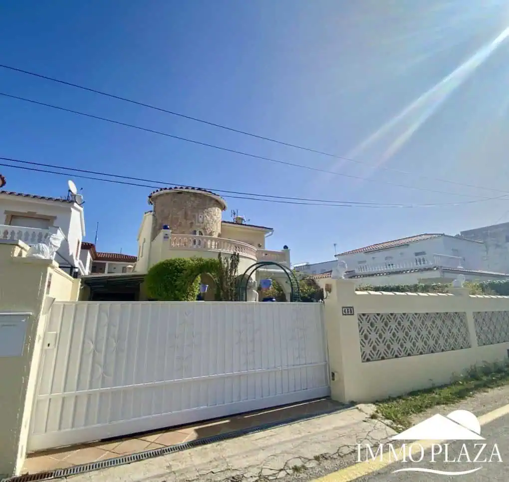 1604202494254_1997_IPV133 Villa résidentielle typique d’Empuriabrava à 2 pas de la plage et du centre, 4 chs, 2 sdb, piscine, garage et parking privé – Empuriabrava