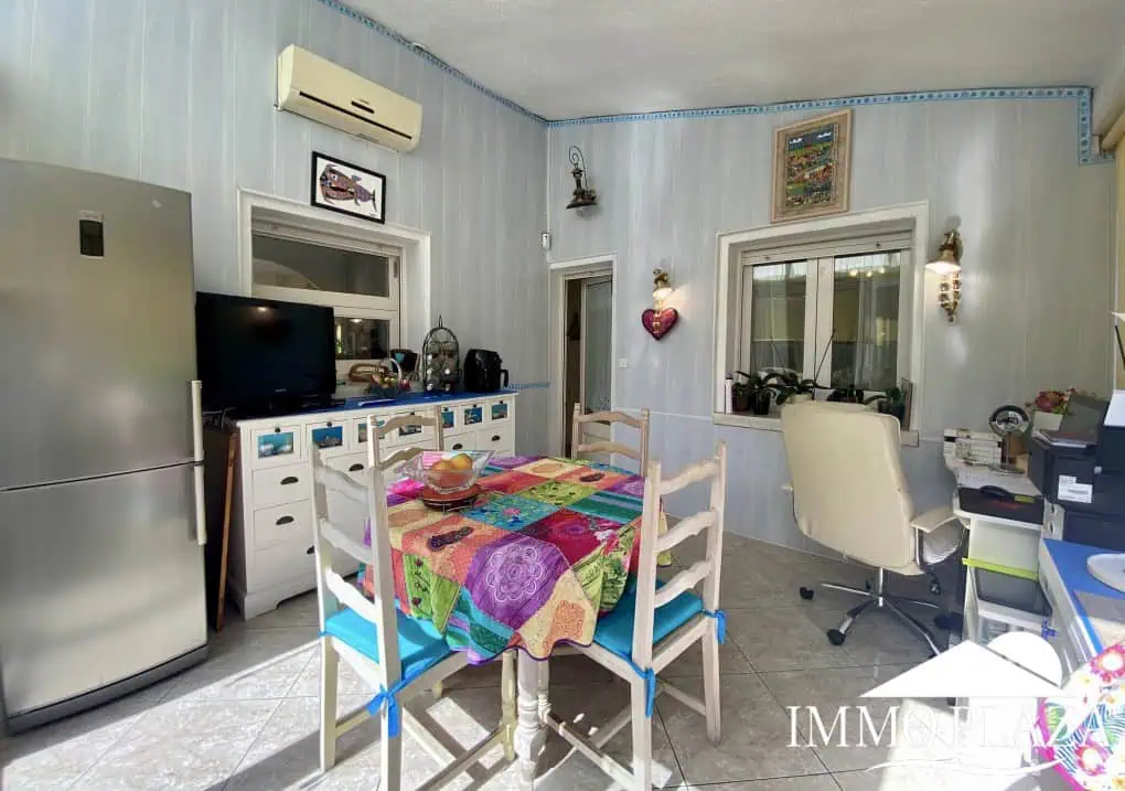 Typical residential villa in Empuriabrava, just steps away from the beach and the center, 4 bedrooms, 2 bathrooms, swimming pool, garage, and private parking