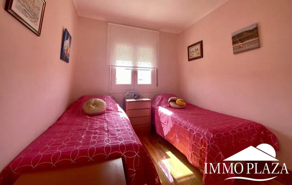Typical residential villa in Empuriabrava, just steps away from the beach and the center, 4 bedrooms, 2 bathrooms, swimming pool, garage, and private parking