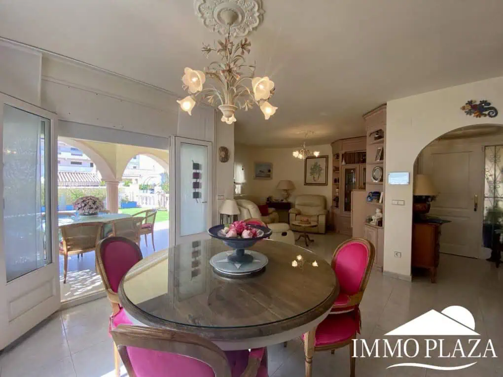 Typical residential villa in Empuriabrava, just steps away from the beach and the center, 4 bedrooms, 2 bathrooms, swimming pool, garage, and private parking