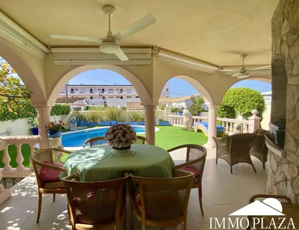 Typical residential villa in Empuriabrava, just steps away from the beach and the center, 4 bedrooms, 2 bathrooms, swimming pool, garage, and private parking