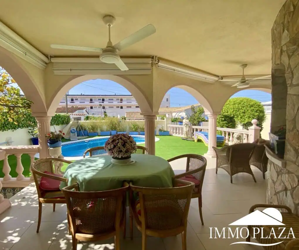 1604202494258_5332_IPV133 Villa résidentielle typique d’Empuriabrava à 2 pas de la plage et du centre, 4 chs, 2 sdb, piscine, garage et parking privé – Empuriabrava
