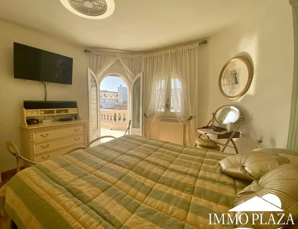Typical residential villa in Empuriabrava, just steps away from the beach and the center, 4 bedrooms, 2 bathrooms, swimming pool, garage, and private parking