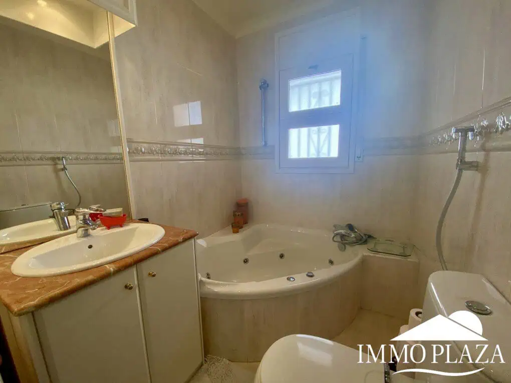 Typical residential villa in Empuriabrava, just steps away from the beach and the center, 4 bedrooms, 2 bathrooms, swimming pool, garage, and private parking