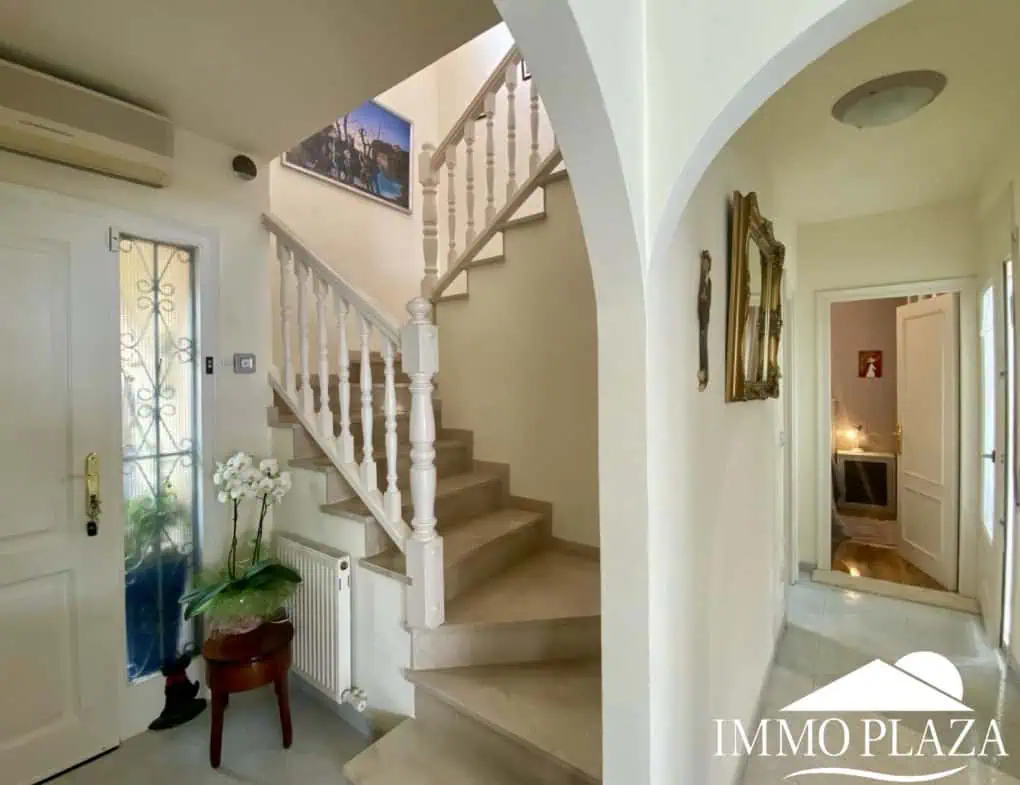 Typical residential villa in Empuriabrava, just steps away from the beach and the center, 4 bedrooms, 2 bathrooms, swimming pool, garage, and private parking