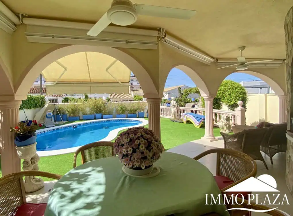 Typical residential villa in Empuriabrava, just steps away from the beach and the center, 4 bedrooms, 2 bathrooms, swimming pool, garage, and private parking