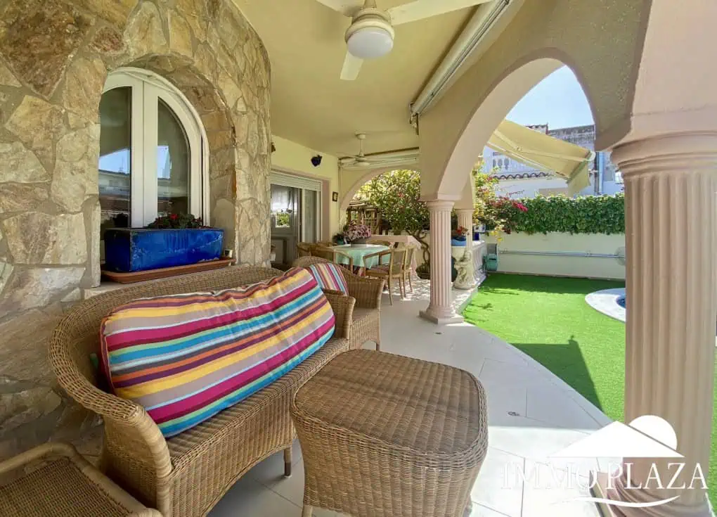 Typical residential villa in Empuriabrava, just steps away from the beach and the center, 4 bedrooms, 2 bathrooms, swimming pool, garage, and private parking