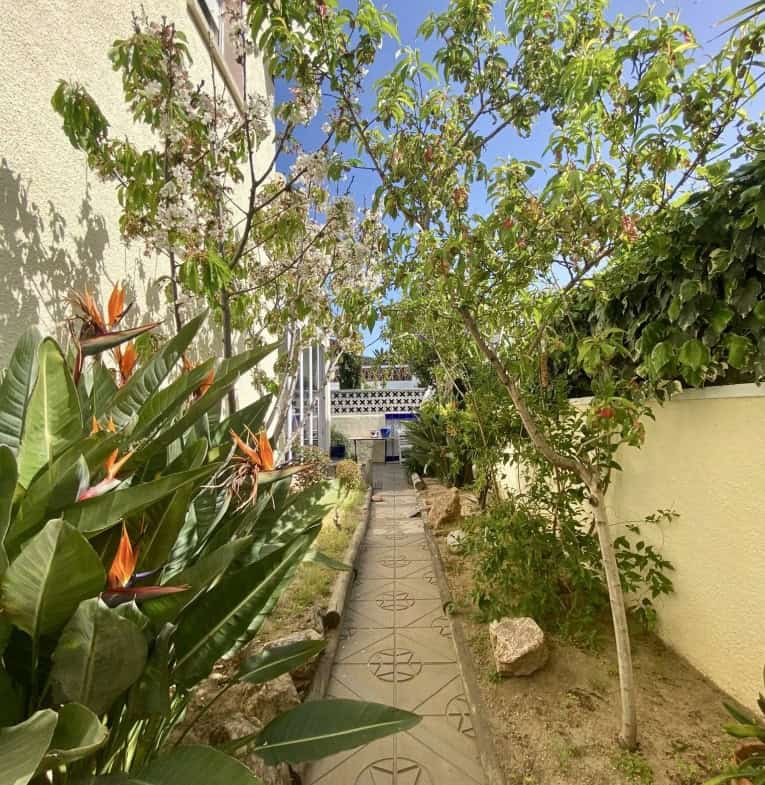 Typical residential villa in Empuriabrava, just steps away from the beach and the center, 4 bedrooms, 2 bathrooms, swimming pool, garage, and private parking