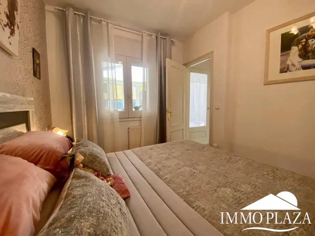 Typical residential villa in Empuriabrava, just steps away from the beach and the center, 4 bedrooms, 2 bathrooms, swimming pool, garage, and private parking