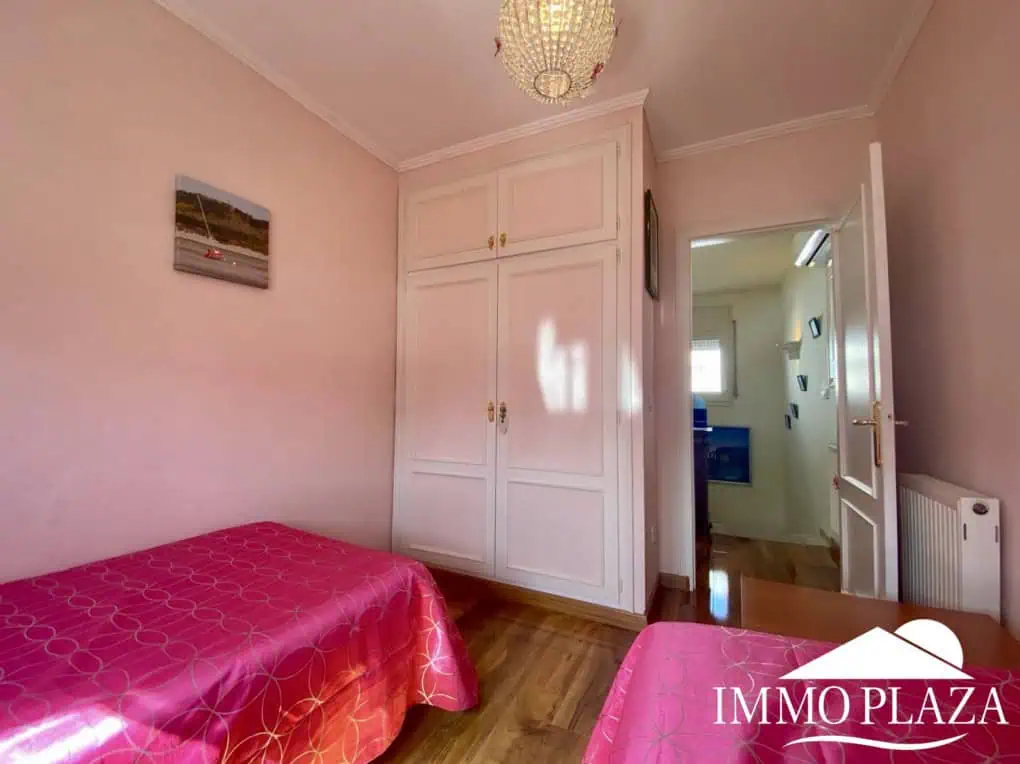 Typical residential villa in Empuriabrava, just steps away from the beach and the center, 4 bedrooms, 2 bathrooms, swimming pool, garage, and private parking