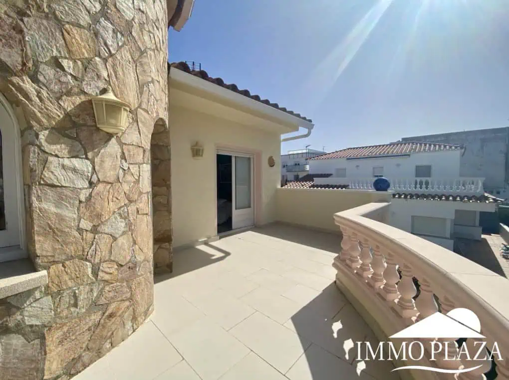 Typical residential villa in Empuriabrava, just steps away from the beach and the center, 4 bedrooms, 2 bathrooms, swimming pool, garage, and private parking