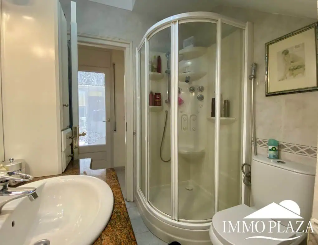 Typical residential villa in Empuriabrava, just steps away from the beach and the center, 4 bedrooms, 2 bathrooms, swimming pool, garage, and private parking