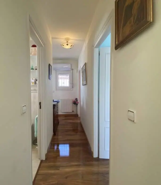 Typical residential villa in Empuriabrava, just steps away from the beach and the center, 4 bedrooms, 2 bathrooms, swimming pool, garage, and private parking