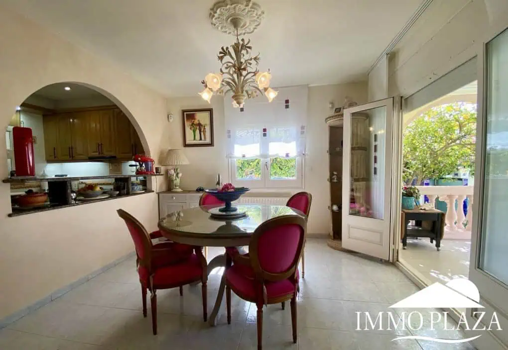 Typical residential villa in Empuriabrava, just steps away from the beach and the center, 4 bedrooms, 2 bathrooms, swimming pool, garage, and private parking