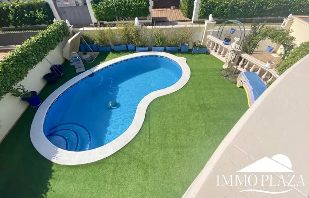 Typical residential villa in Empuriabrava, just steps away from the beach and the center, 4 bedrooms, 2 bathrooms, swimming pool, garage, and private parking