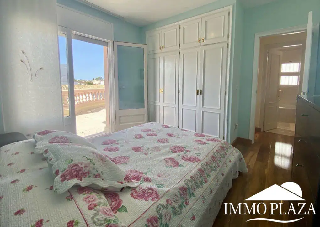 Typical residential villa in Empuriabrava, just steps away from the beach and the center, 4 bedrooms, 2 bathrooms, swimming pool, garage, and private parking