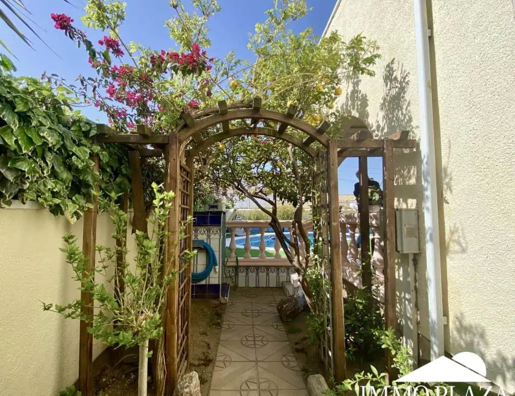 Typical residential villa in Empuriabrava, just steps away from the beach and the center, 4 bedrooms, 2 bathrooms, swimming pool, garage, and private parking