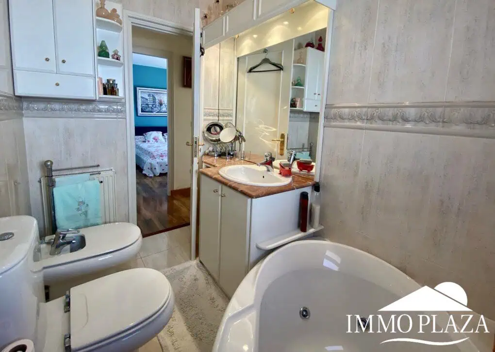 Typical residential villa in Empuriabrava, just steps away from the beach and the center, 4 bedrooms, 2 bathrooms, swimming pool, garage, and private parking