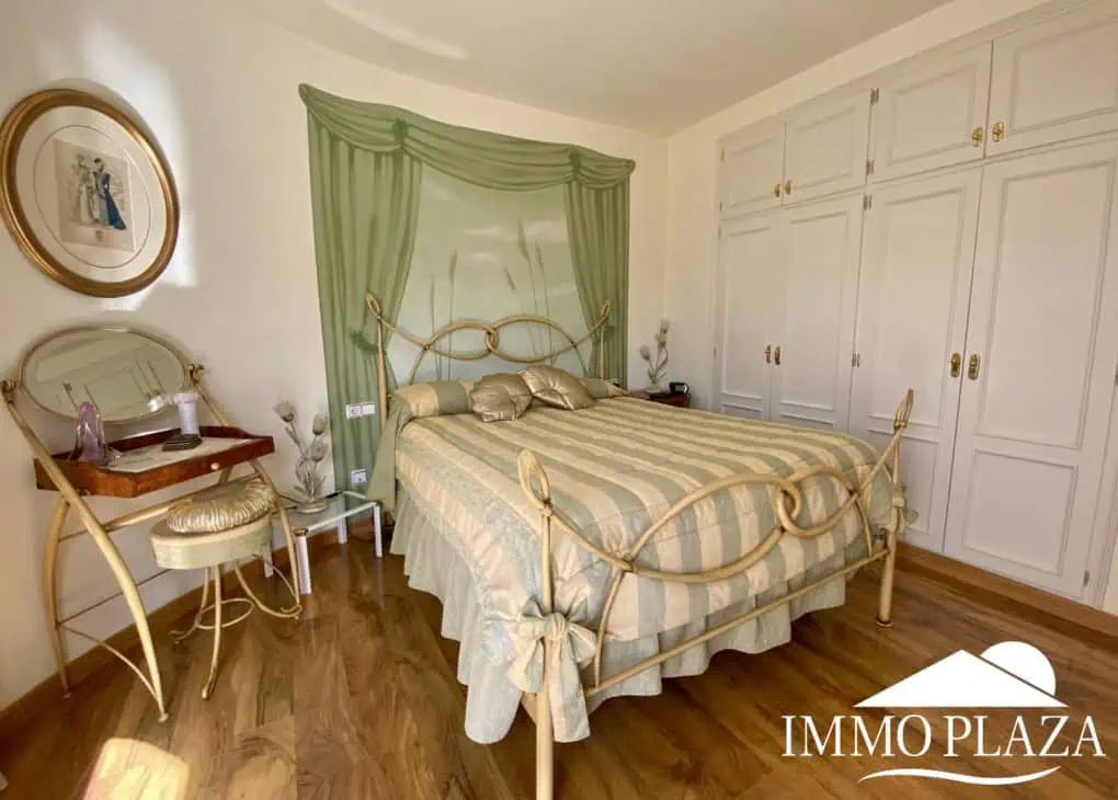 Typical residential villa in Empuriabrava, just steps away from the beach and the center, 4 bedrooms, 2 bathrooms, swimming pool, garage, and private parking