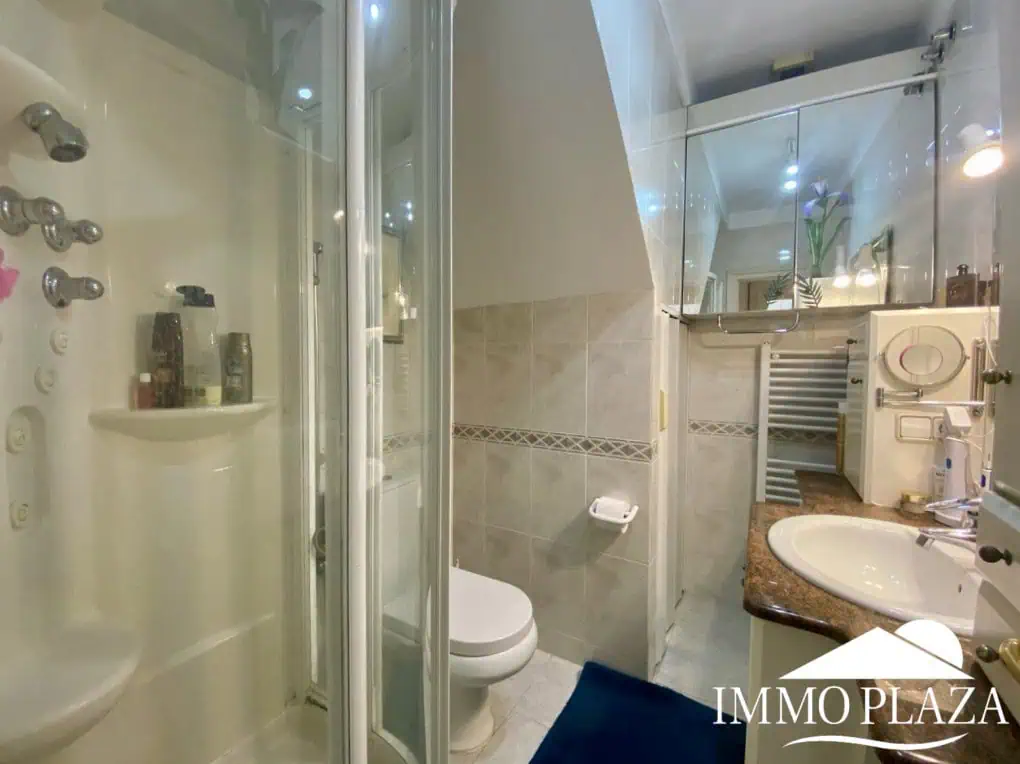 Typical residential villa in Empuriabrava, just steps away from the beach and the center, 4 bedrooms, 2 bathrooms, swimming pool, garage, and private parking
