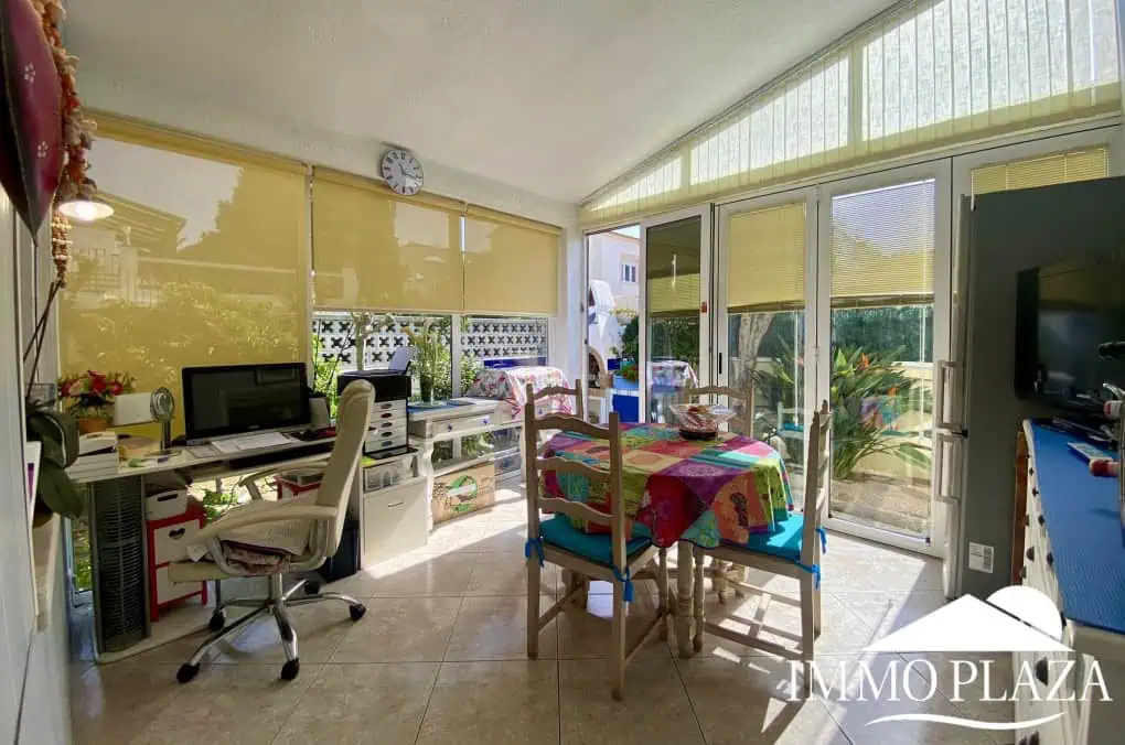 Typical residential villa in Empuriabrava, just steps away from the beach and the center, 4 bedrooms, 2 bathrooms, swimming pool, garage, and private parking