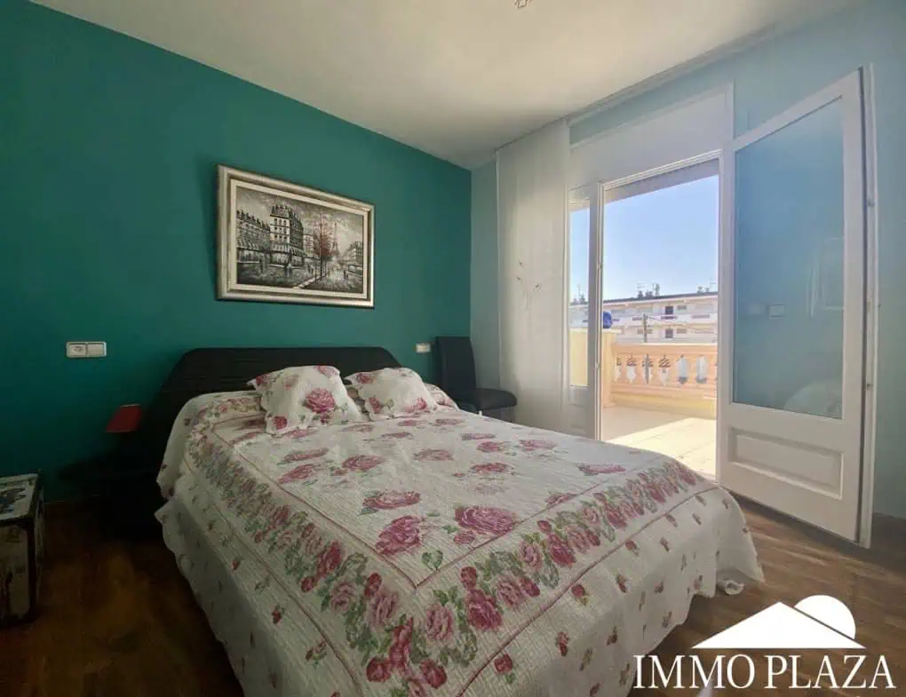 Typical residential villa in Empuriabrava, just steps away from the beach and the center, 4 bedrooms, 2 bathrooms, swimming pool, garage, and private parking