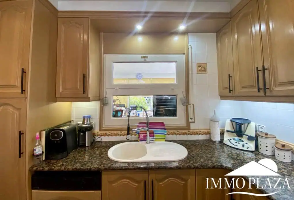Typical residential villa in Empuriabrava, just steps away from the beach and the center, 4 bedrooms, 2 bathrooms, swimming pool, garage, and private parking