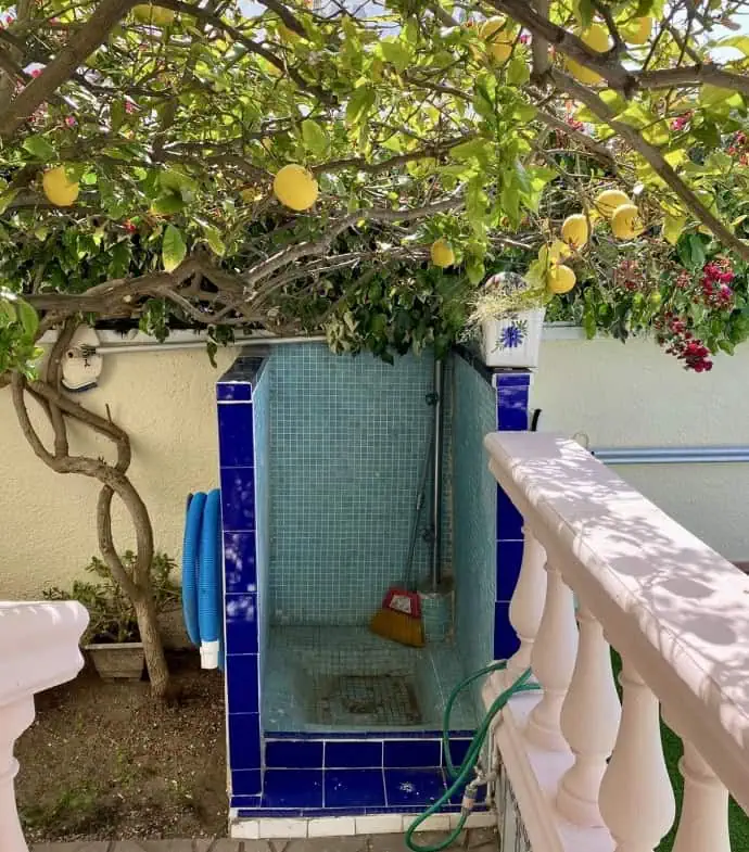 Typical residential villa in Empuriabrava, just steps away from the beach and the center, 4 bedrooms, 2 bathrooms, swimming pool, garage, and private parking