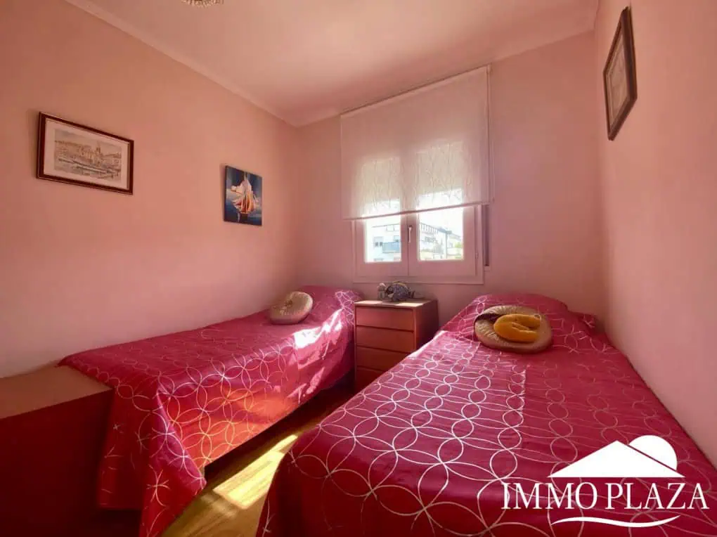 Typical residential villa in Empuriabrava, just steps away from the beach and the center, 4 bedrooms, 2 bathrooms, swimming pool, garage, and private parking