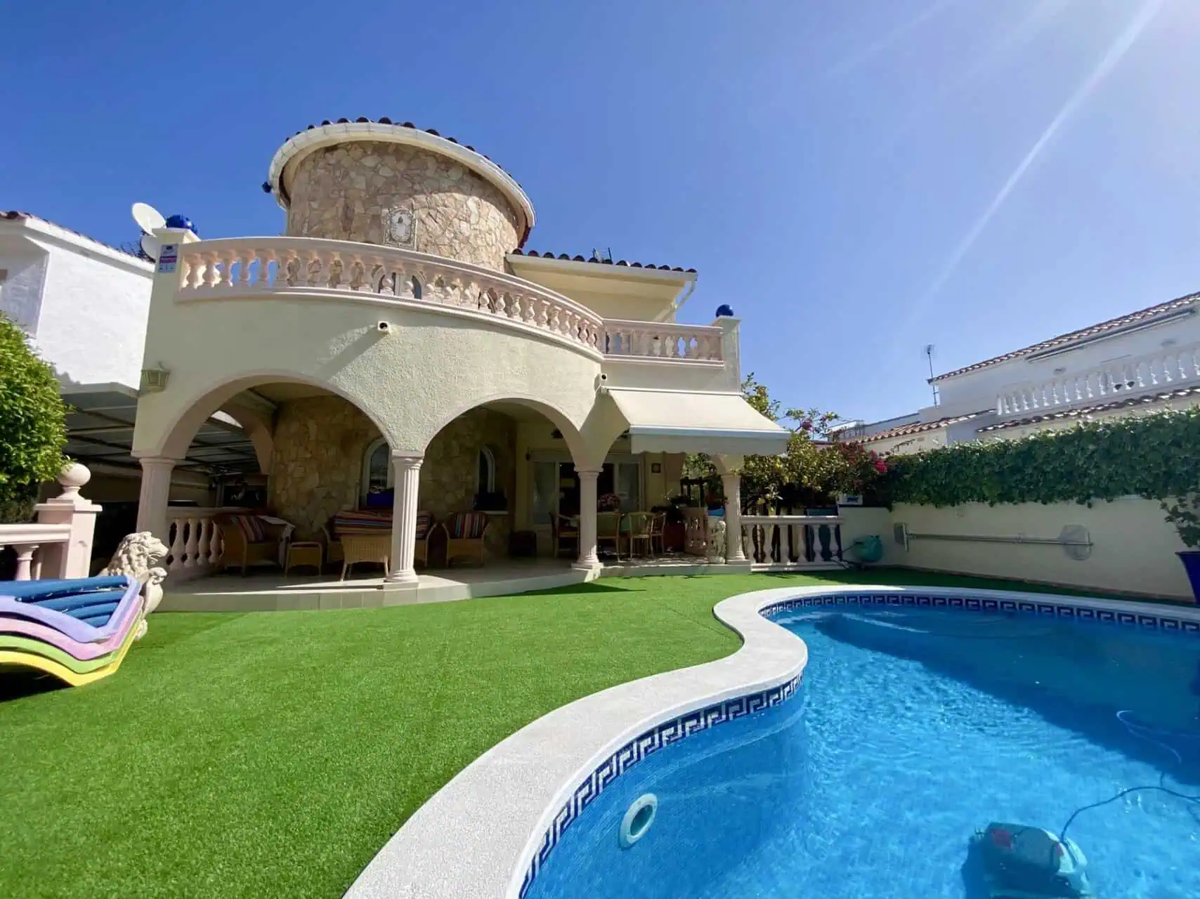 1604202494341_610 Villa résidentielle typique d’Empuriabrava à 2 pas de la plage et du centre, 4 chs, 2 sdb, piscine, garage et parking privé – Empuriabrava