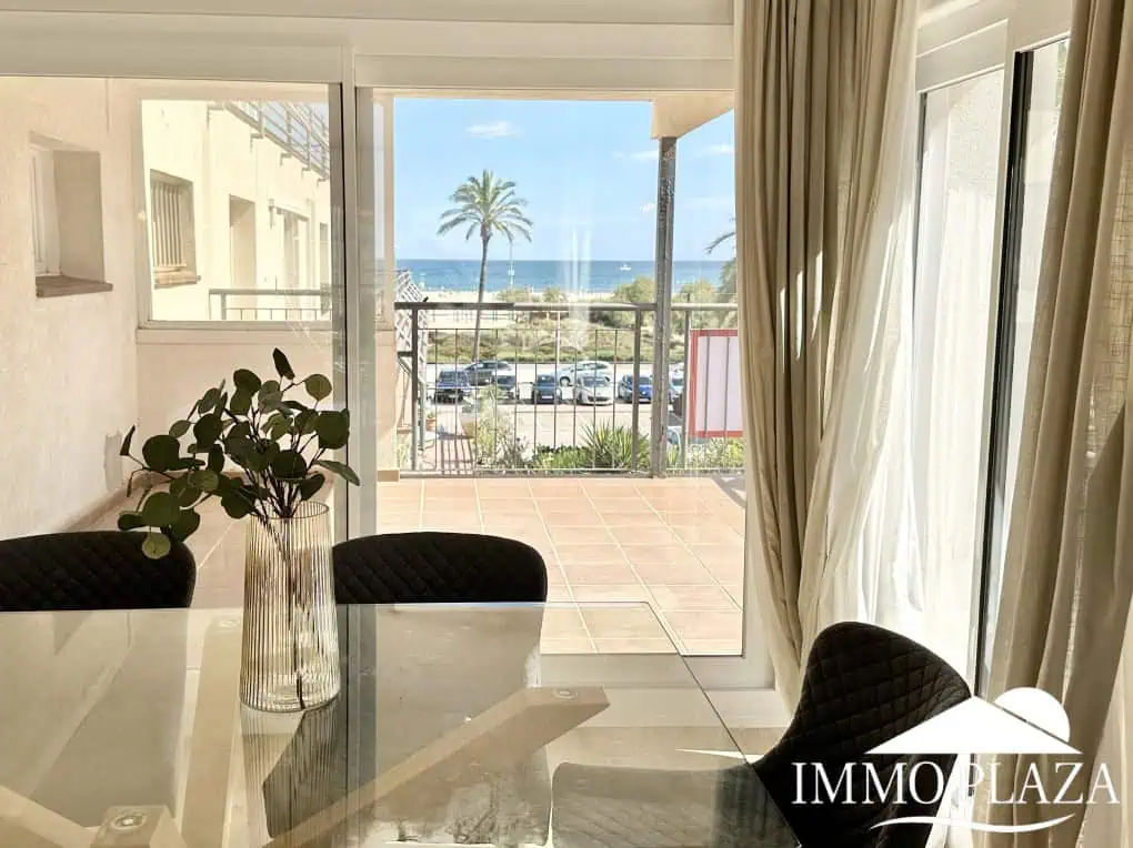 Spacious and bright corner apartment on the first line, sea and port views with 2 bedrooms, 2 shower rooms and 3 large terraces.