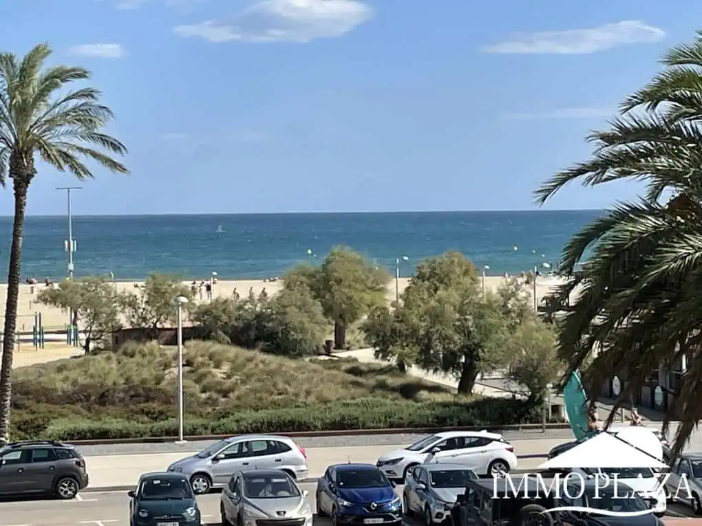 Spacious and bright corner apartment on the first line, sea and port views with 2 bedrooms, 2 shower rooms and 3 large terraces.