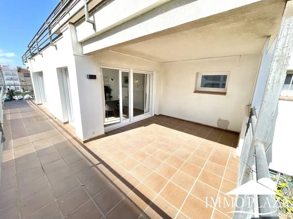 Spacious and bright corner apartment on the first line, sea and port views with 2 bedrooms, 2 shower rooms and 3 large terraces.