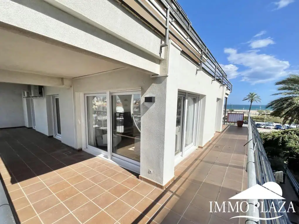 Spacious and bright corner apartment on the first line, sea and port views with 2 bedrooms, 2 shower rooms and 3 large terraces.