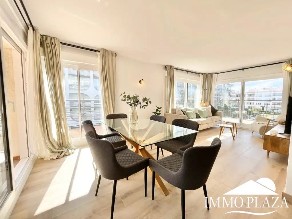 Spacious and bright corner apartment on the first line, sea and port views with 2 bedrooms, 2 shower rooms and 3 large terraces.