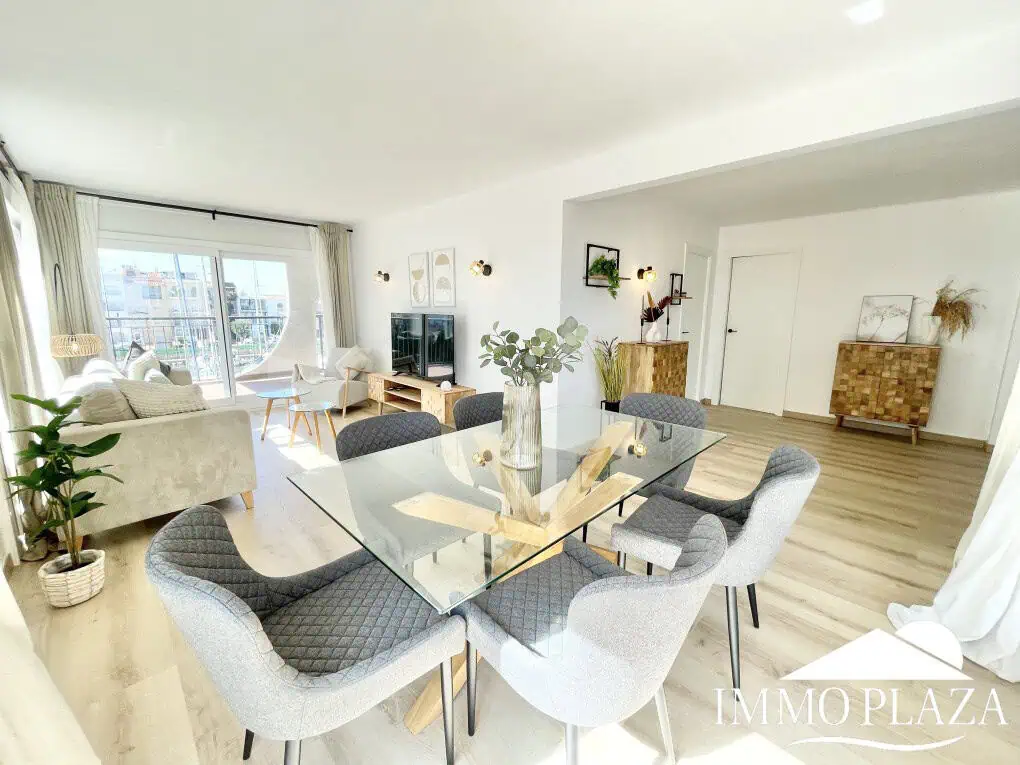 Spacious and bright corner apartment on the first line, sea and port views with 2 bedrooms, 2 shower rooms and 3 large terraces.