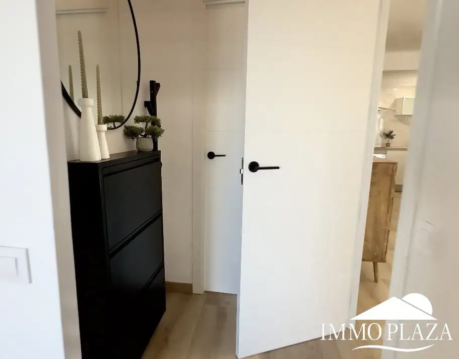 Spacious and bright corner apartment on the first line, sea and port views with 2 bedrooms, 2 shower rooms and 3 large terraces.