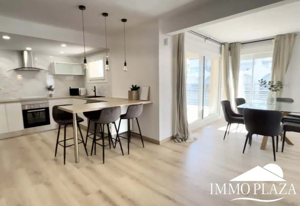 Spacious and bright corner apartment on the first line, sea and port views with 2 bedrooms, 2 shower rooms and 3 large terraces.