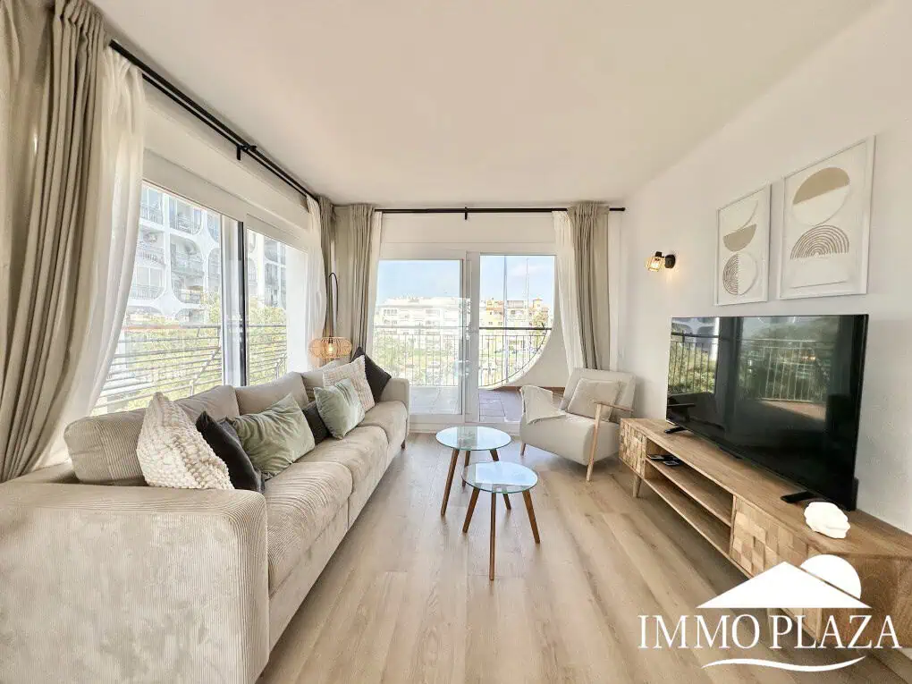Spacious and bright corner apartment on the first line, sea and port views with 2 bedrooms, 2 shower rooms and 3 large terraces.